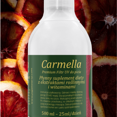 Butelka produktu Carmella na tle czerwonych pomarańczy sycylijskich.